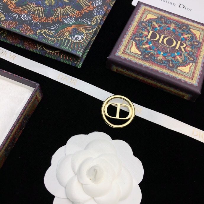 chr1st1an D10r brooches